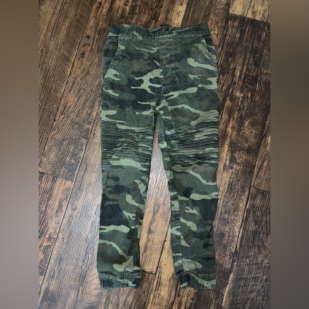 Size 8 Camo boy drawstring pants